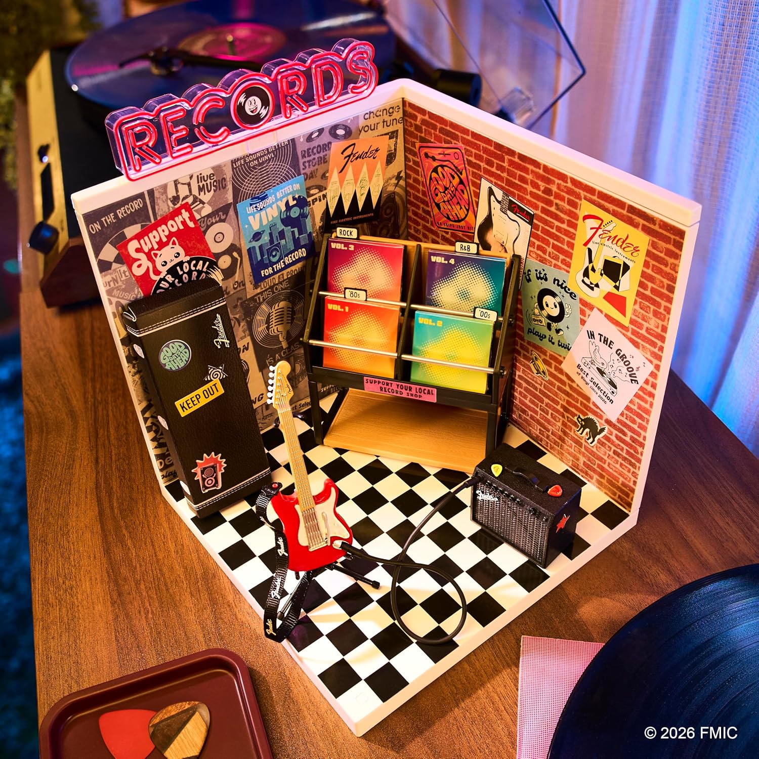 Detalle de MGA's Miniverse Real Music Record Shop Set with Fender Guitar and 30+ Pieces