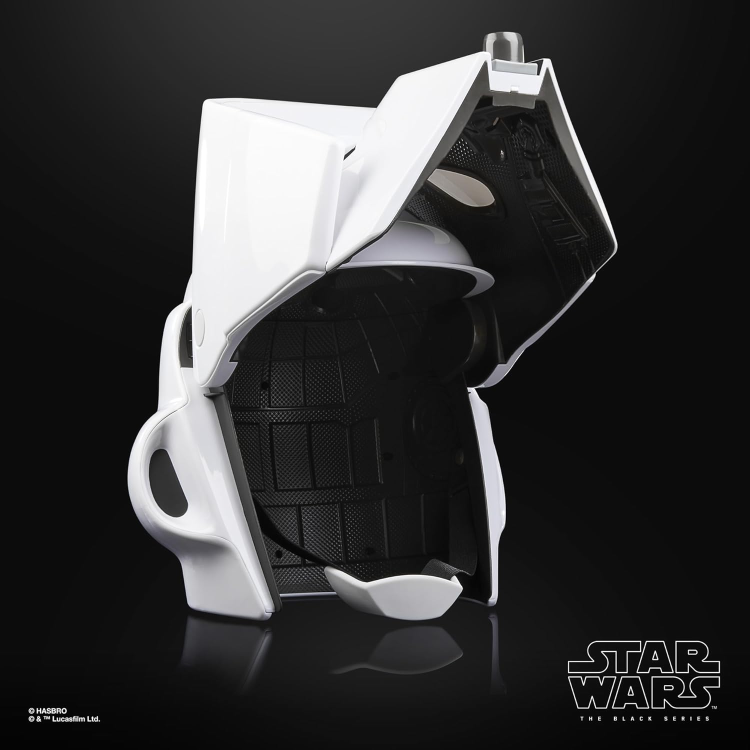 Detalle 2 de STAR WARS The Black Series Scout Trooper Helmet — Premium Electronic Voice Distortion (Return of the Jedi)