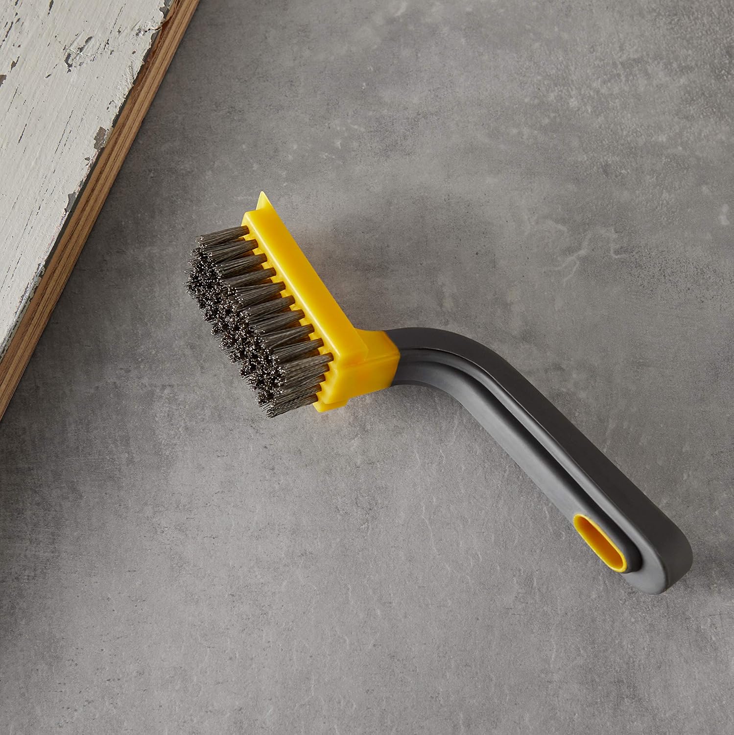 Detalle 2 de Amazon Basics Soft Grip Wide Stainless Stripper Brush (Black/Yellow) with scraper end