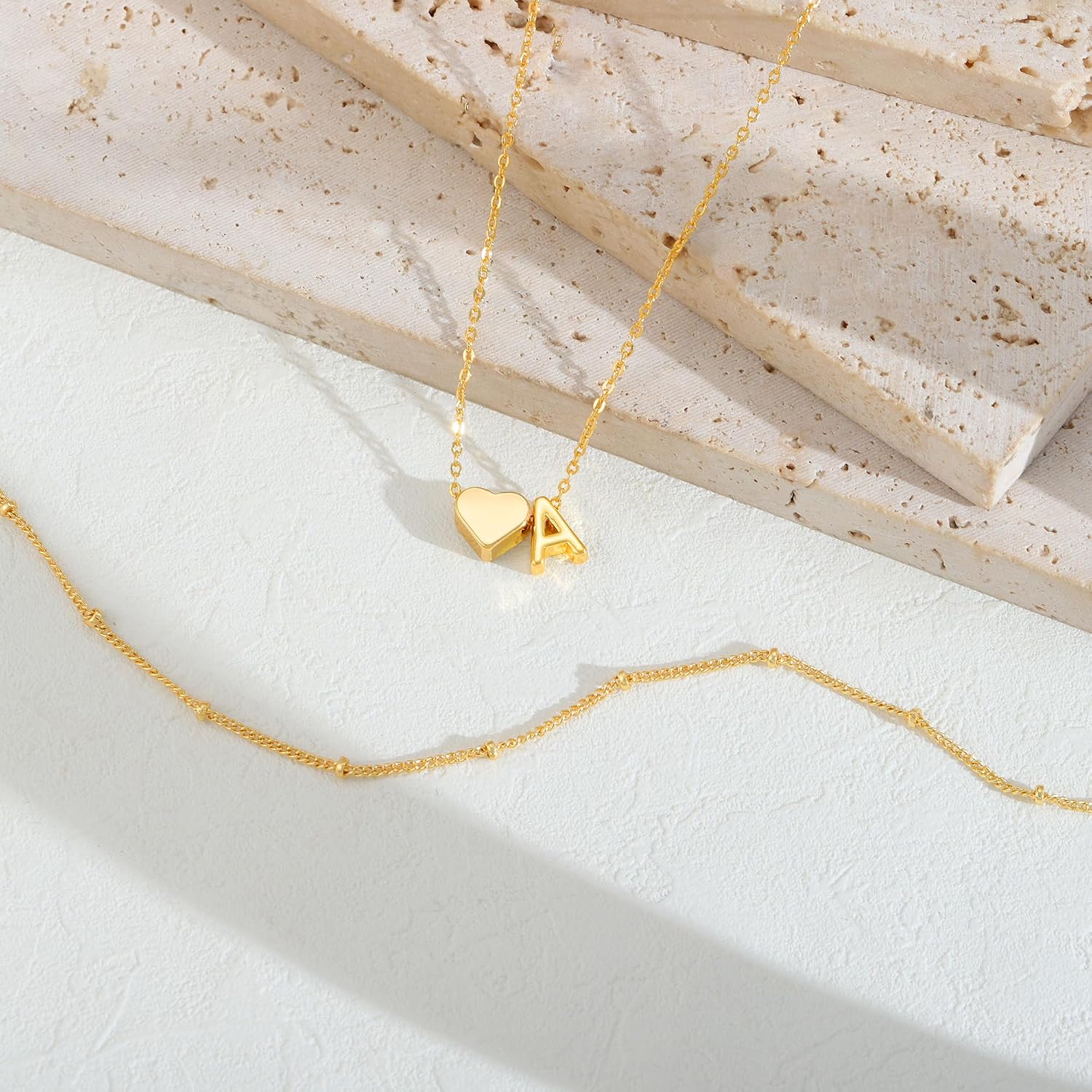 Detalle de TINGN Collana con lettere A-Z in oro 18 carati placcato e ciondolo a cuore, multifila personalizzata