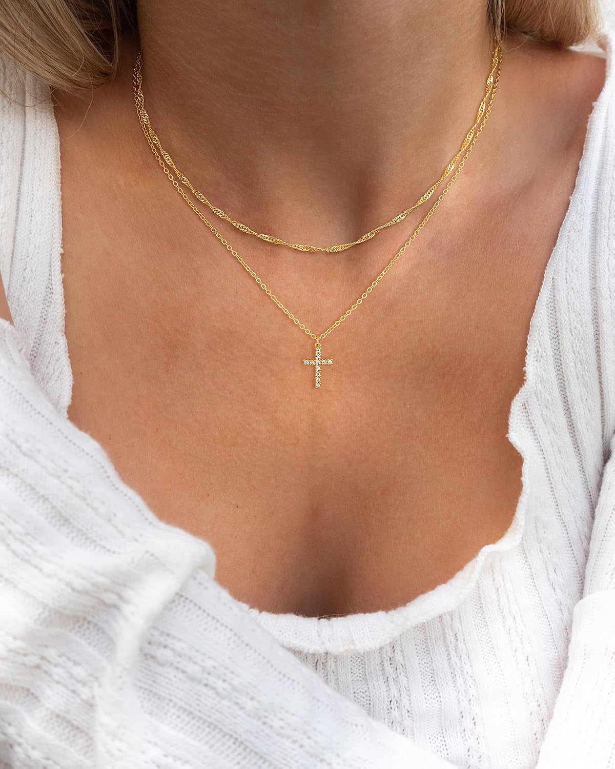 Detalle 2 de GRCLD Cross Necklace 14K Gold-Plated