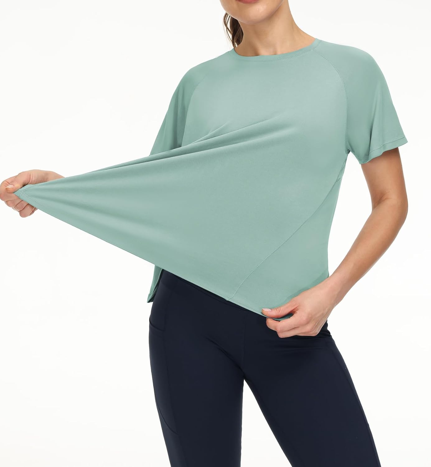 Detalle de THE GYM PEOPLE maglia donna manica corta workout traspirante con spacchi laterali