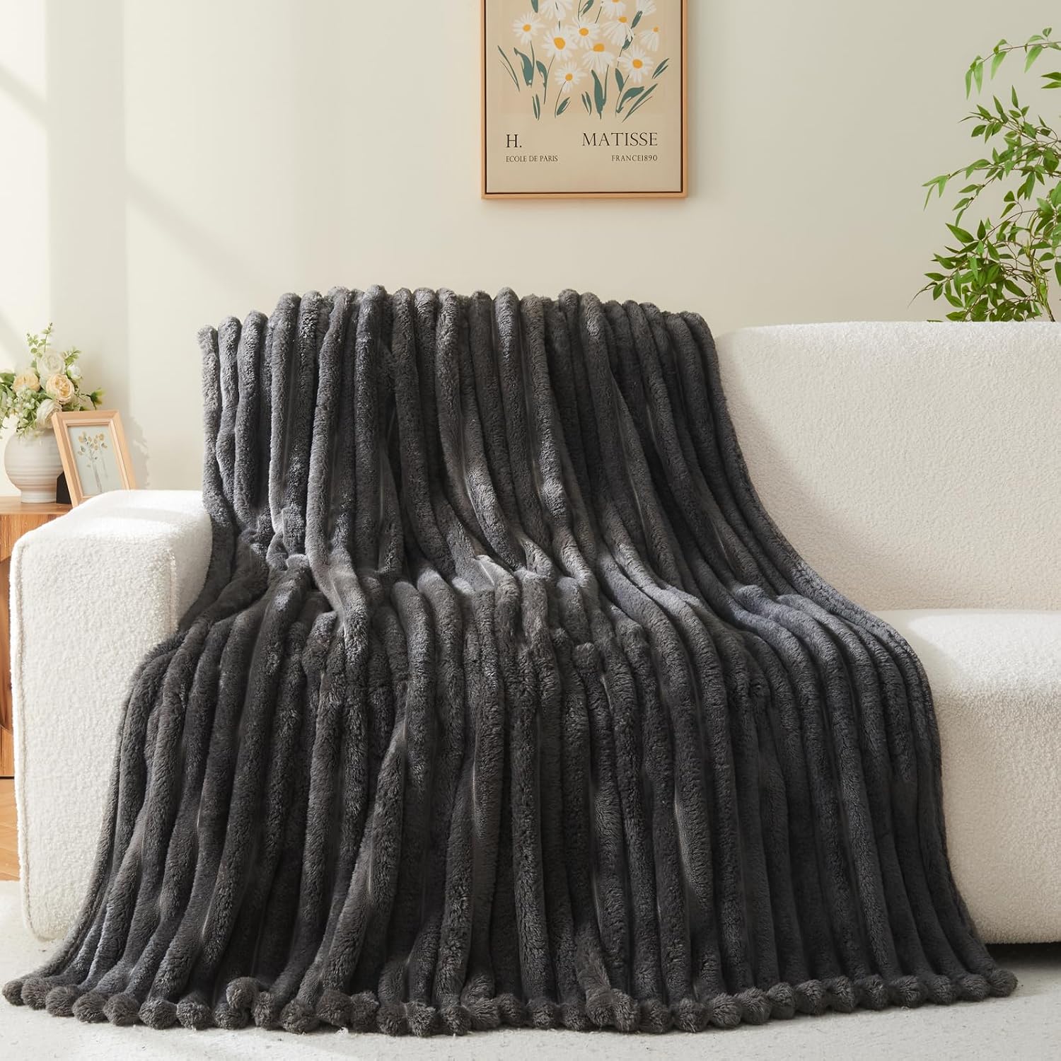 Detalle 2 de Deamsure 50" x 60" Dark Grey 3D Ribbed Polyester Fleece Throw Blanket