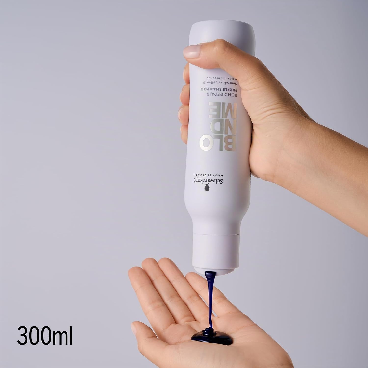 Detalle 2 de Schwarzkopf Professional BLONDME Bond Repair Purple Shampoo Cool 300ml: neutra i riflessi gialli con tecnologia Bond Repair