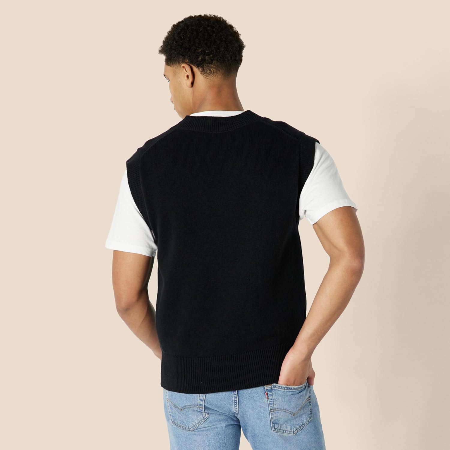 Detalle 2 de Amazon Essentials Relaxed‑Fit Sleeveless V‑Neck Vest