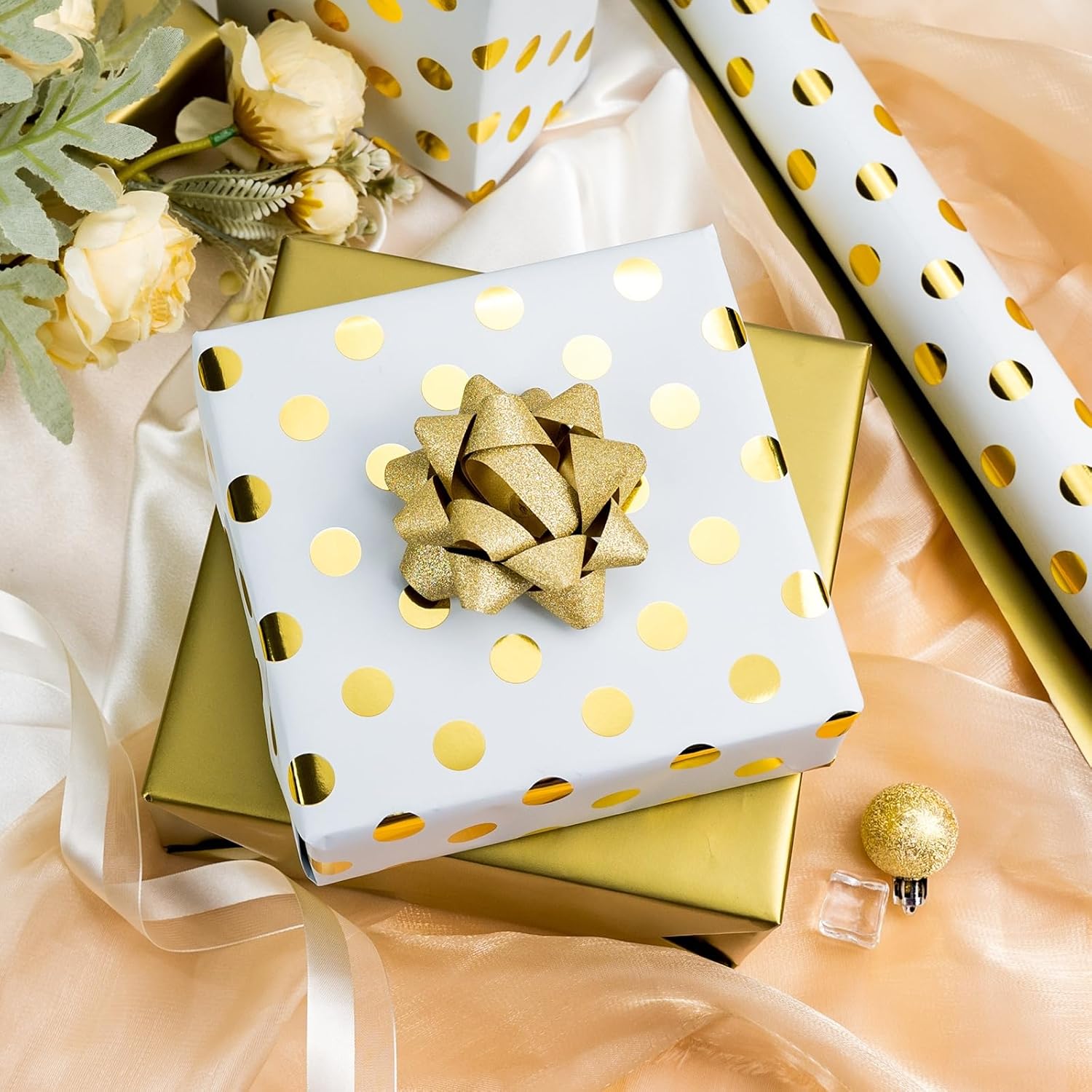 Thumbnail 2 de Wikadlik Geschenkpapierrolle mit goldenen Punkten, 43 cm x 10 m (weiß) für Anlässe wie Geburtstag & Weihnachten