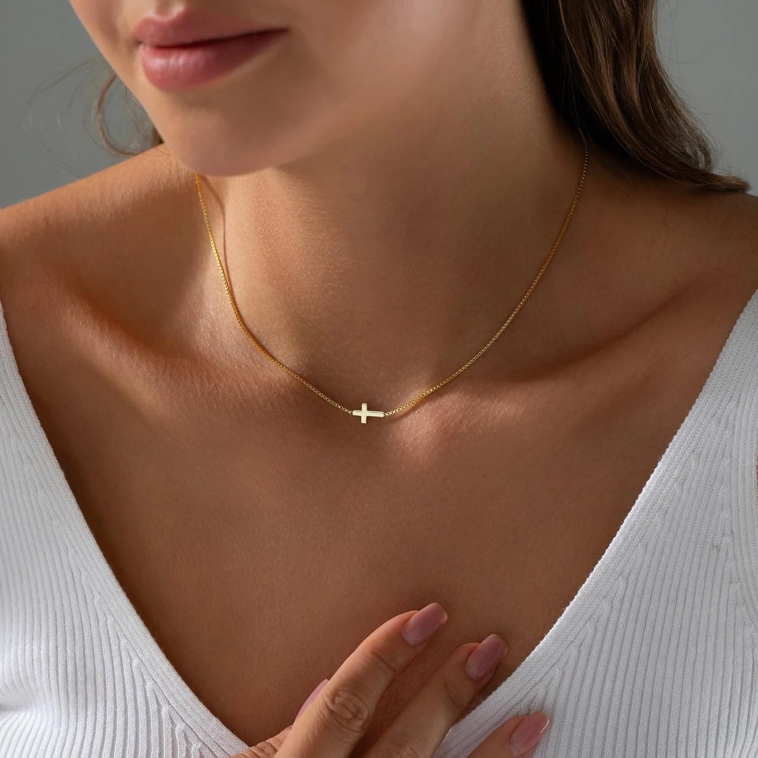 Detalle de Rotnso Cross Necklace for Women — 14K Gold Plated Dainty Small Cross Pendant Choker