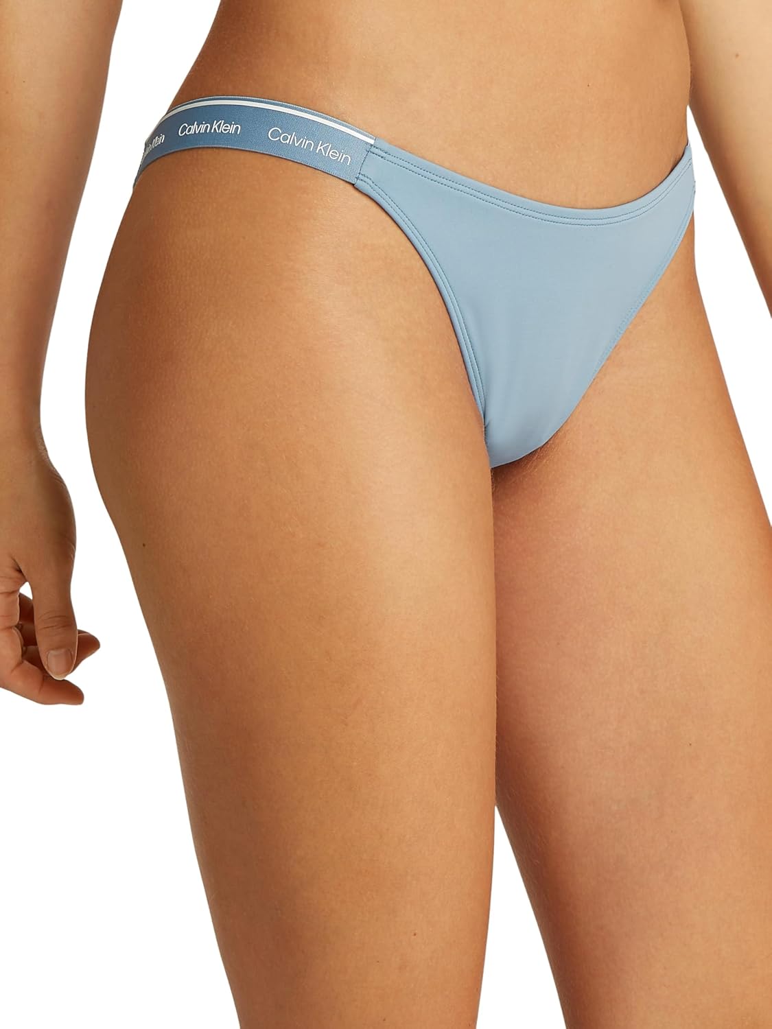 Detalle de Calvin Klein Damen Bikinihose Curved Delta mit Logobund – komfortabel, vielseitig und nachhaltig