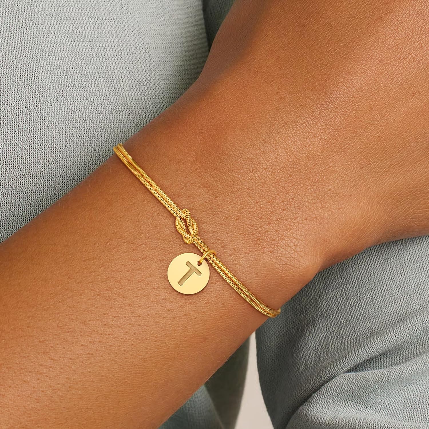 Detalle de SLOONG Armband Damen Silber Gold – Knot Armband mit Buchstaben Monogramm, 18K Goldbeschichtung