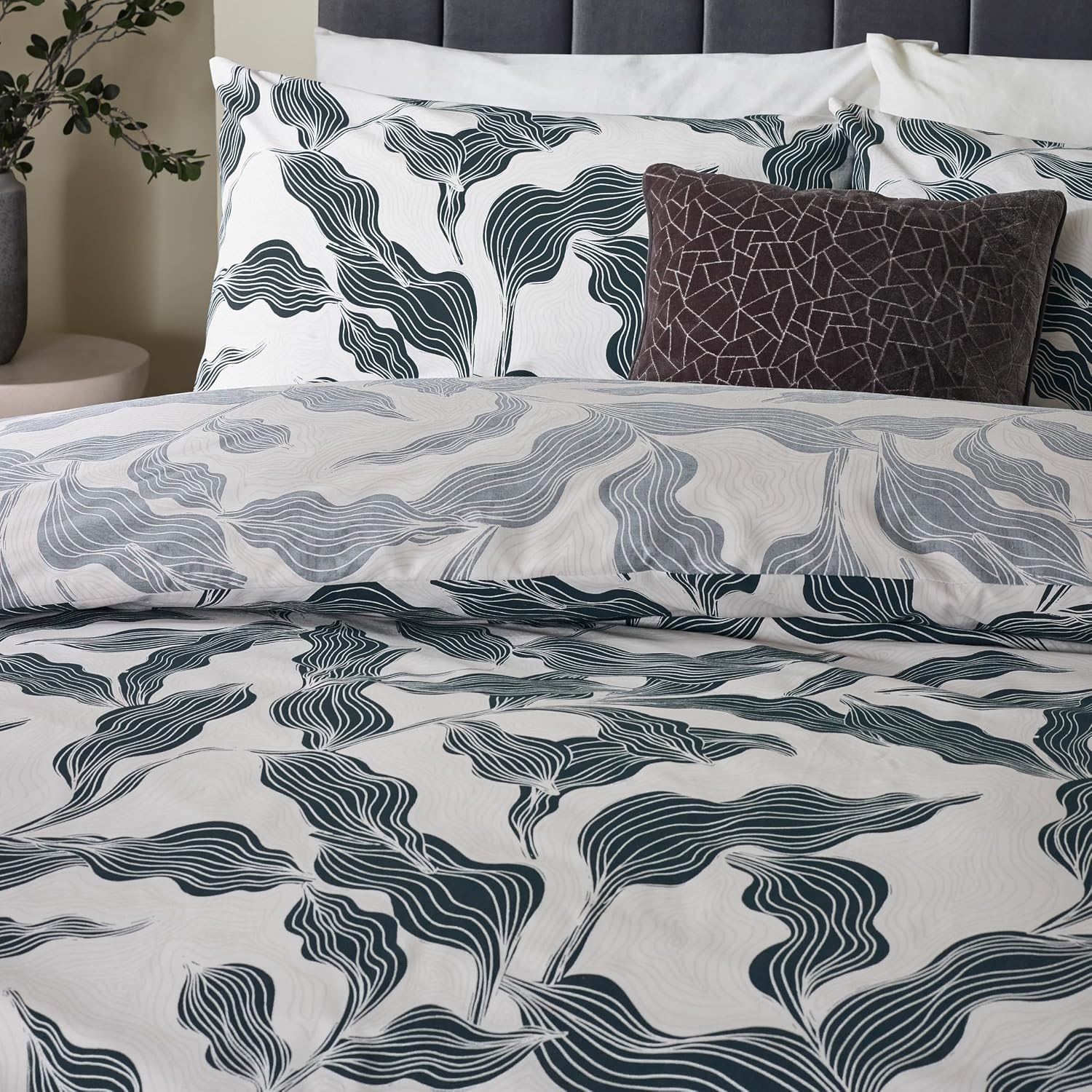 Thumbnail 1 de furn. Hoem Lauro Duvet Cover Set – Reversible Cotton Blend Botanical Leaf Bedding (Dusk, Double)