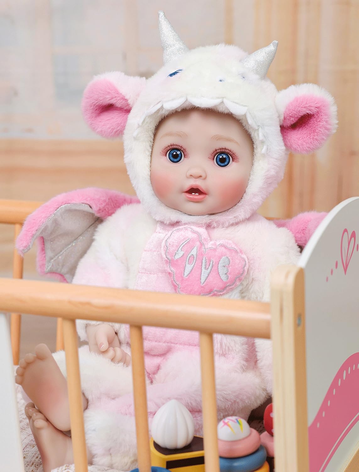 Detalle de Cloveray Drayla 18-inch Realistic Soft Body Baby Doll with Dragon Outfit — Lil’ Lovable Companion for Play and Collecting