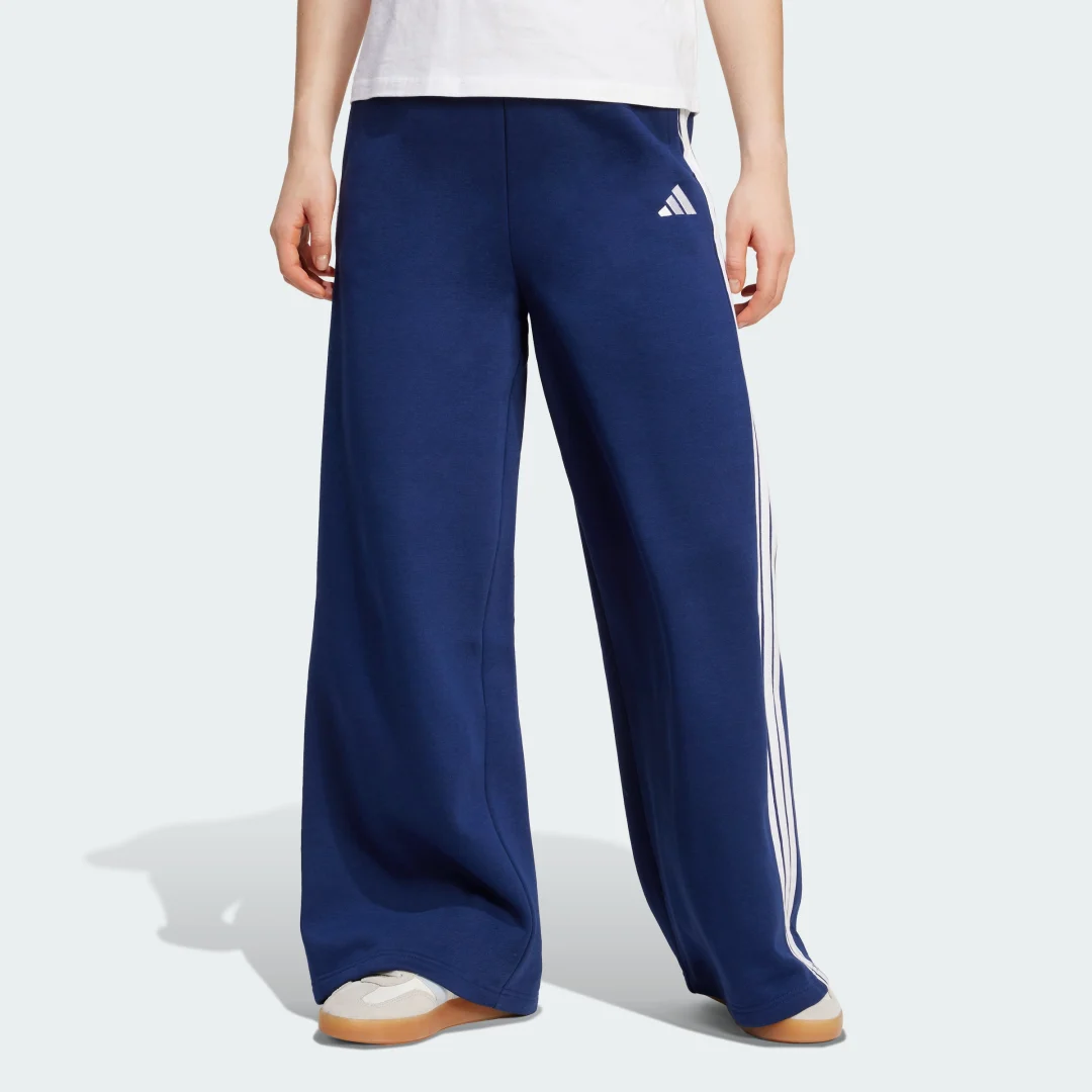 Detalle de Pantalón ancho de felpa adidas 3 Stripes (Azul) – comodidad urbana con un toque clásico