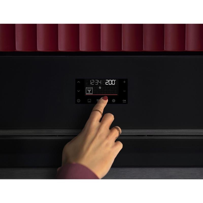 Detalle de Horno Eléctrico AEG Series 5000 OU5PB43PM 72L Pirolítico con WiFi y AirFry