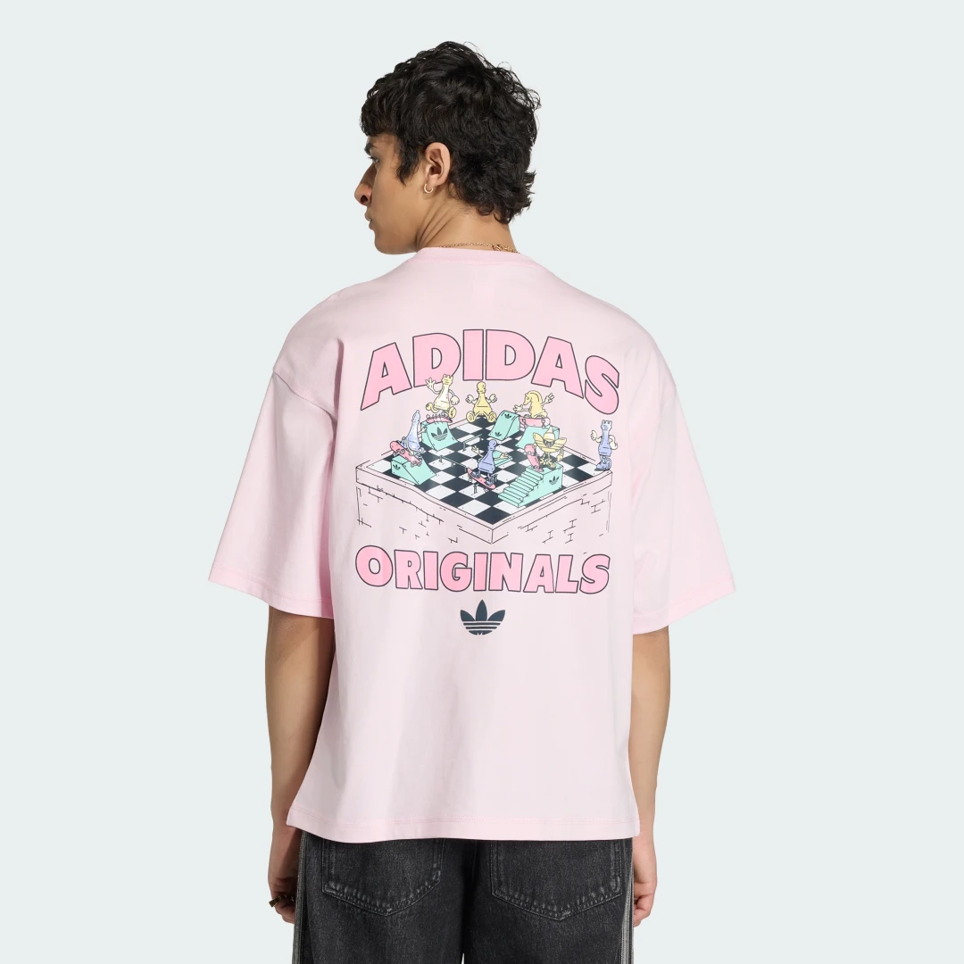 Detalle de Camiseta estampada Adidas Chess Graphic – Rosa