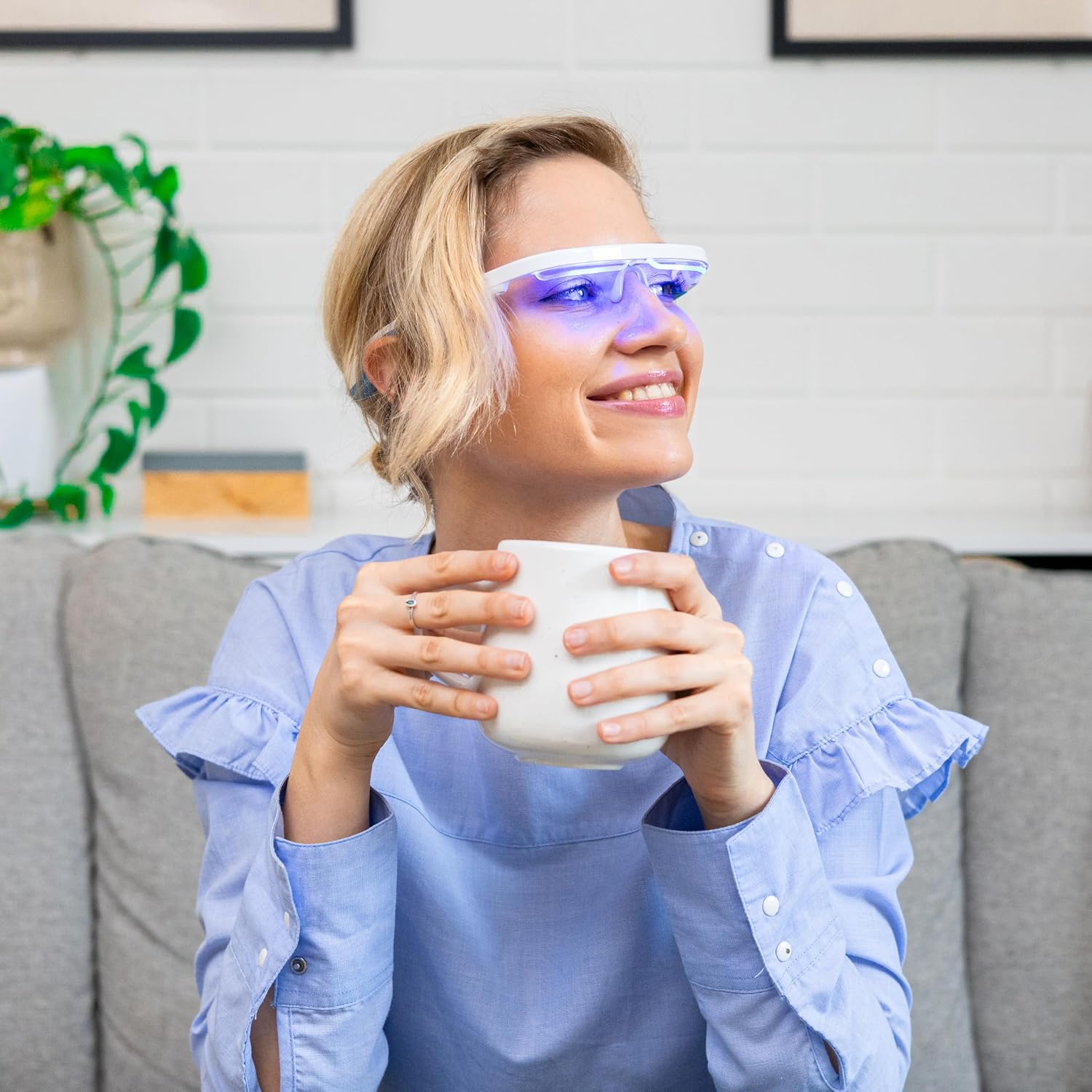 Detalle 2 de AYO Premium Blue Light Therapy Glasses: Portable Circadian Support for Sleep, Energy and Mood