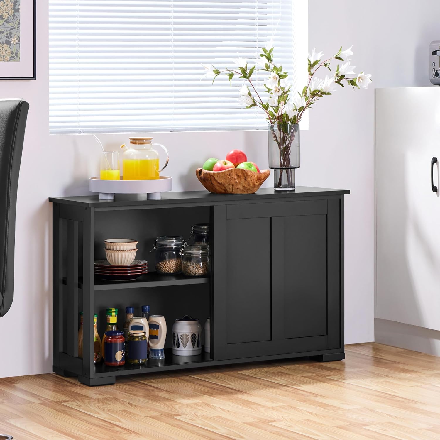 Detalle 2 de Yaheetech stackable sideboard/buffet cabinet in black with sliding doors and adjustable shelf (106.7 x 33 x 63 cm)