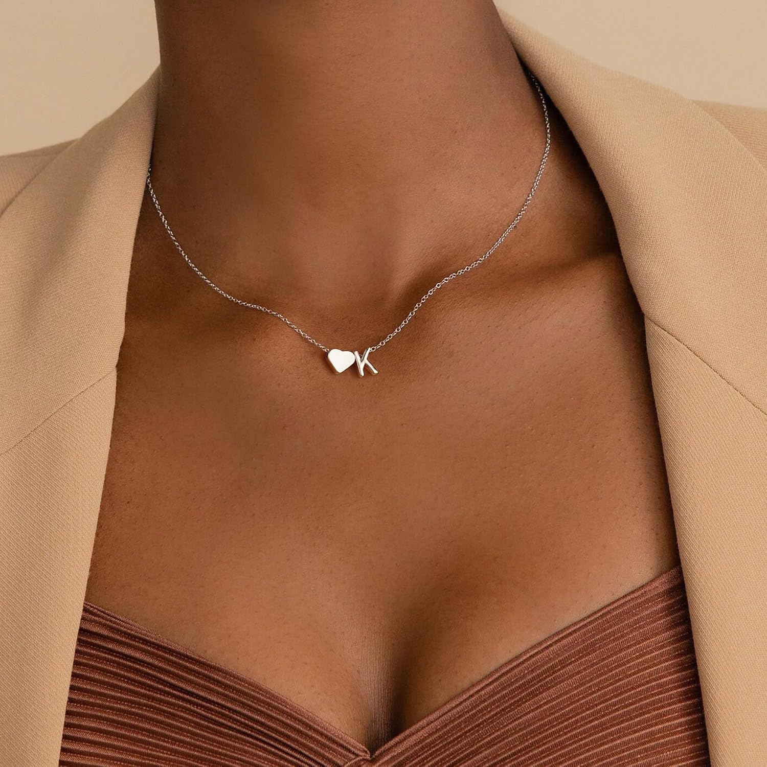 Detalle de TINGN Collana con cuore e lettere A–Z in oro placcato 14K: regalo personalizzato per donne e ragazze