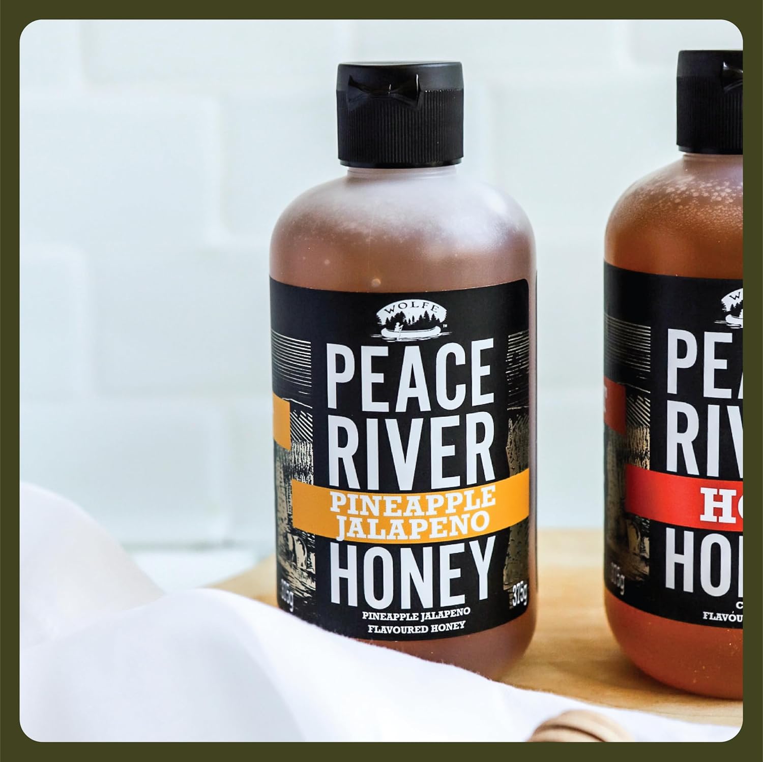 Detalle 2 de Peace River Pineapple & Jalapeno Hot Honey, Medium Heat, 12 oz Squeeze Bottle