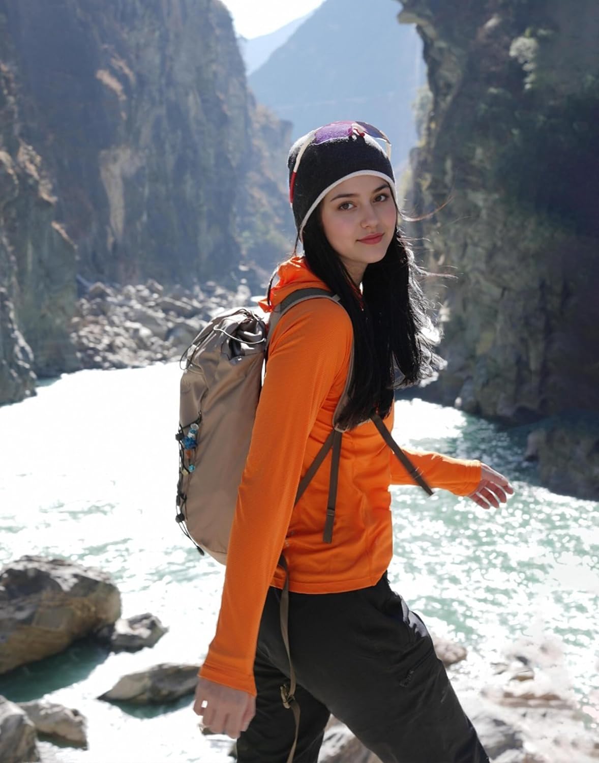 Detalle 2 de Pioneer Camp UPF23+: maglietta sportiva da donna leggera con cappuccio per trekking