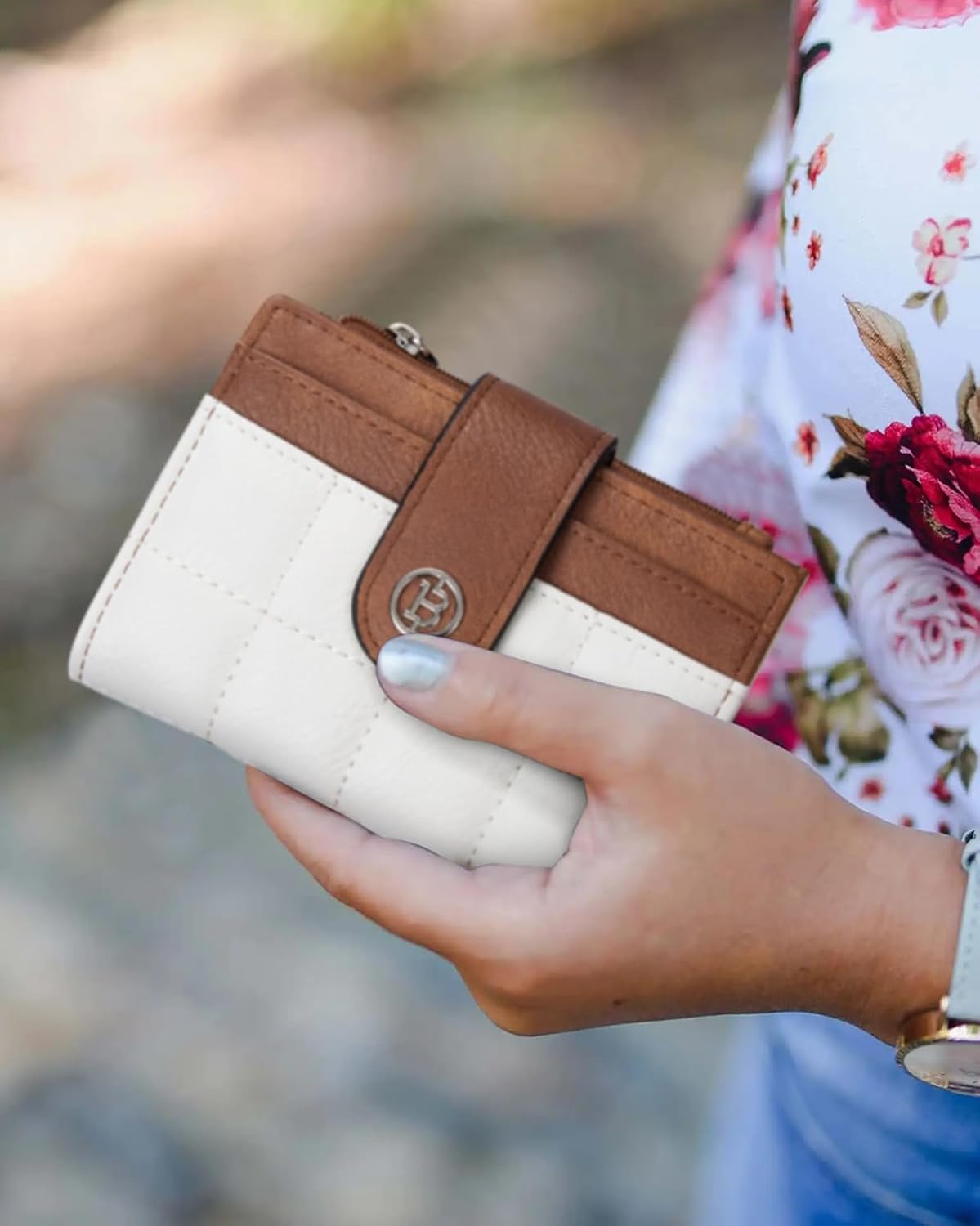 Detalle 2 de BOSTANTEN Small Quilted Bifold Wallet, Beige and Brown, RFID-Blocking with Zip Coin Pocket