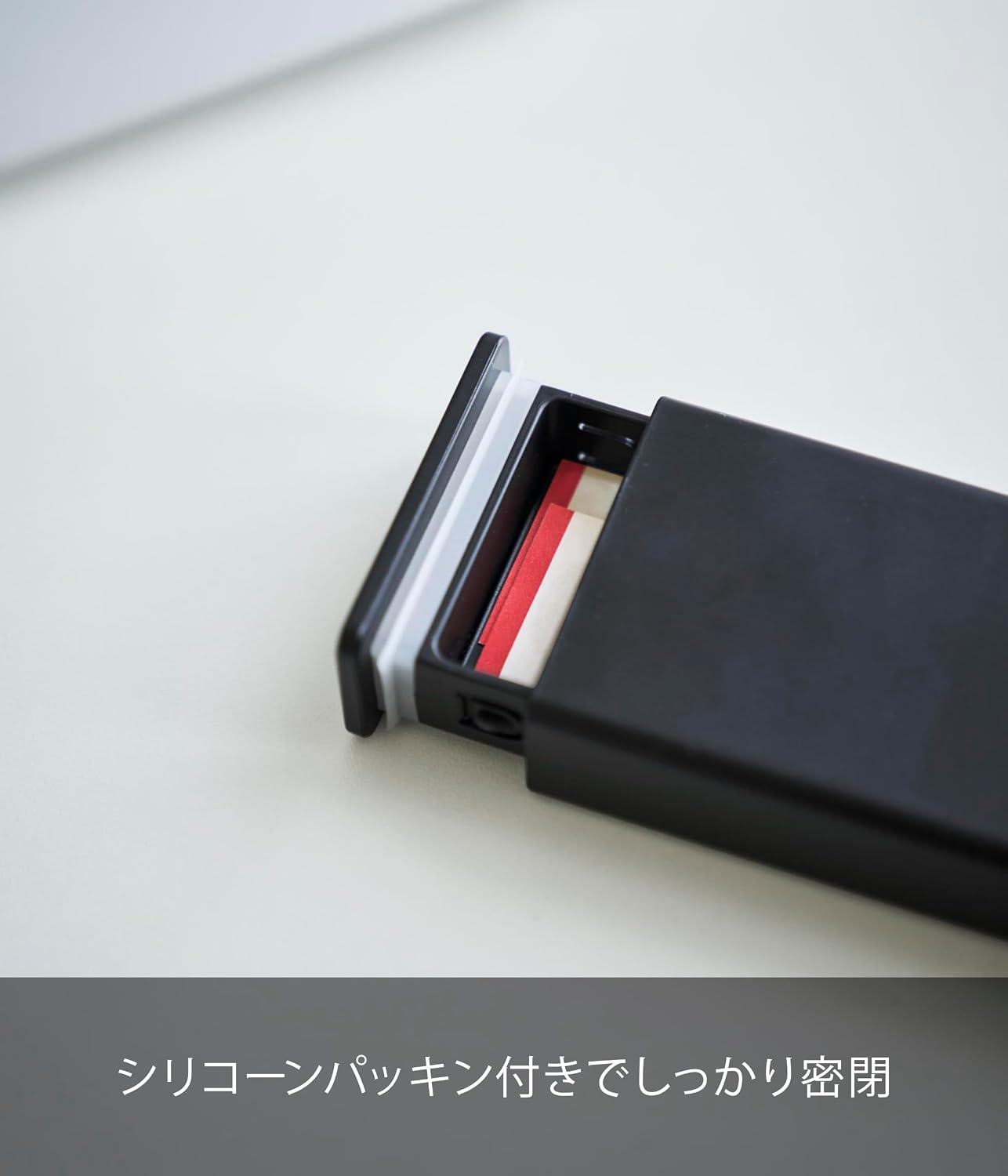 Detalle de 山崎実業 tower 10663 密閉スリムピルケース ブラック パッキン付き・薬シート収納