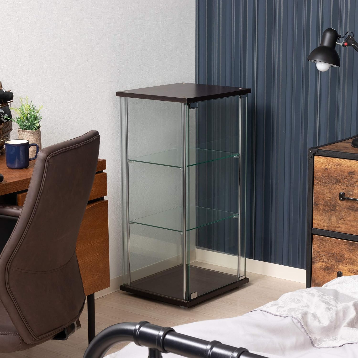 Detalle de 不二貿易 96049 コレクションケース 3段 強化ガラス・ブラウン 幅42.5×奥行36.5×高さ86cm
