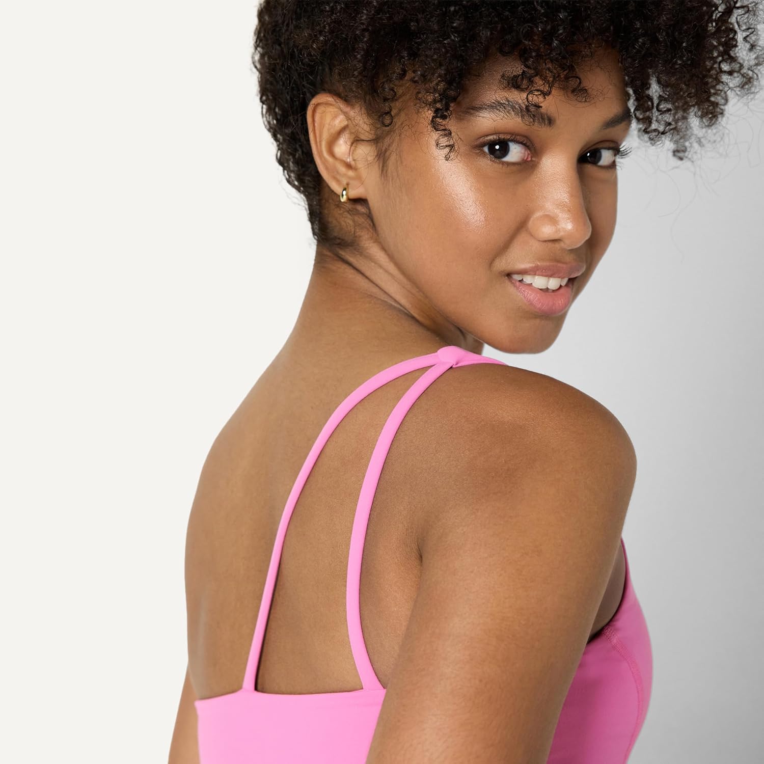 Thumbnail 3 de Amazon Essentials Damen Active FormFlex Sport-BH „Buttery Soft“ mit One-Shoulder-Trägern und Riemchenrücken (leicht stützend)