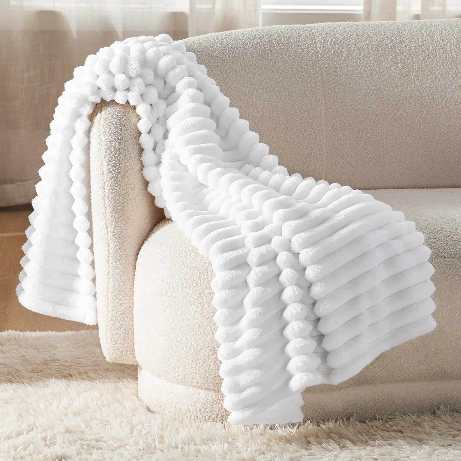 Detalle 2 de Bedsure Kuscheldecke 130 x 170 cm Weiß