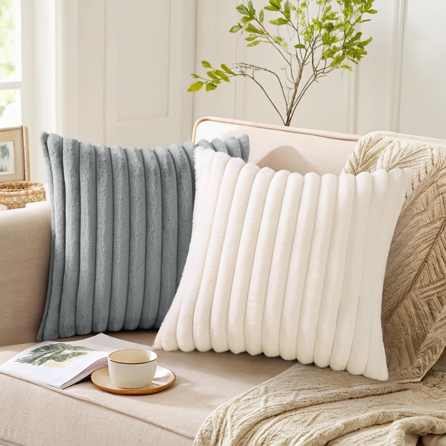 Detalle de Pallene Faux Fur Plush Throw Pillow Covers (Set of 2) 18x18 in Cream White