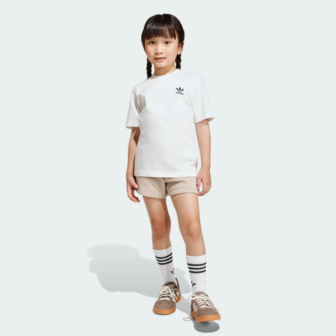 Detalle de Conjunto camiseta y pantalón corto para niños de Adidas (beige)