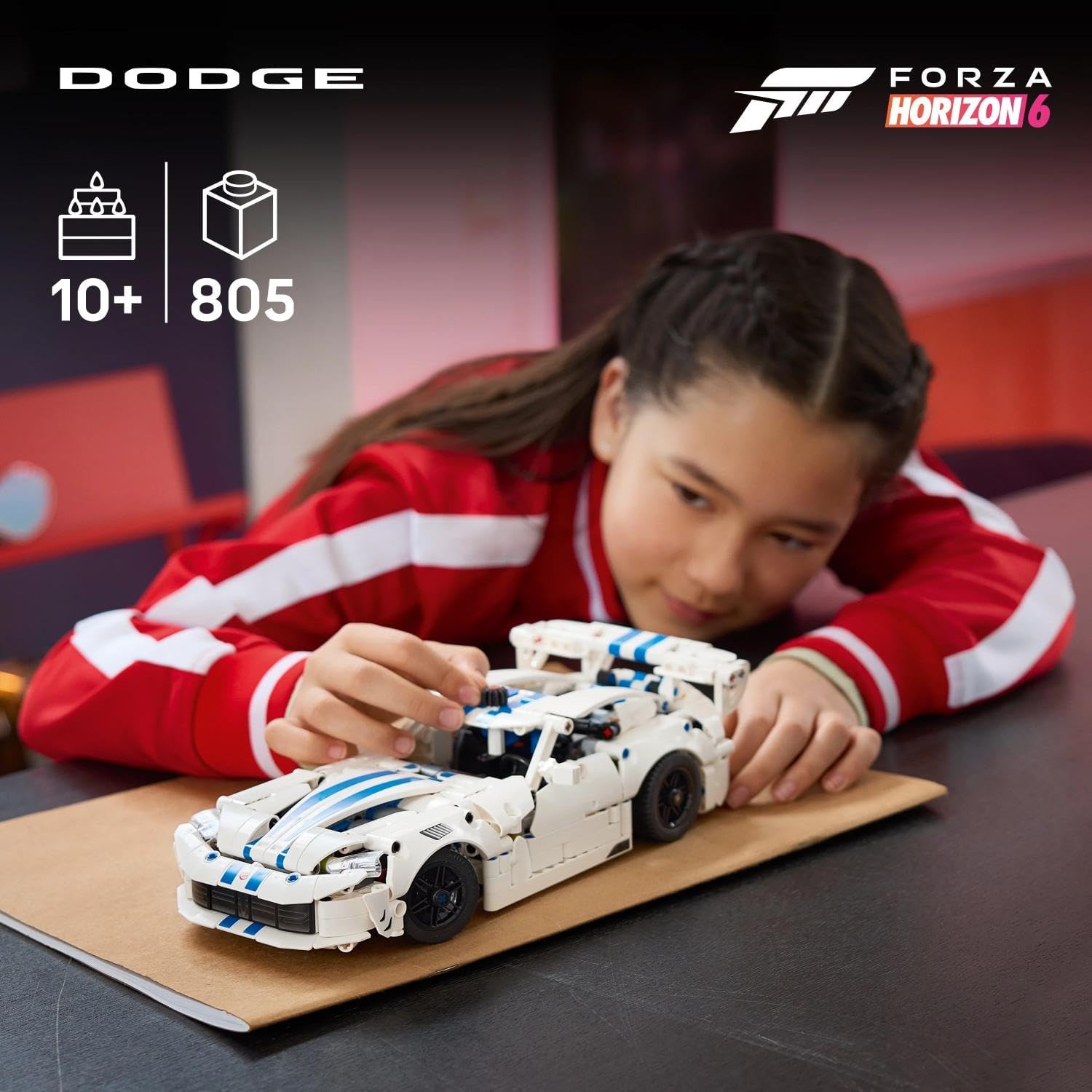 Detalle de LEGO Technic 42234 Dodge Viper GTS-R model car with V10 engine and steering