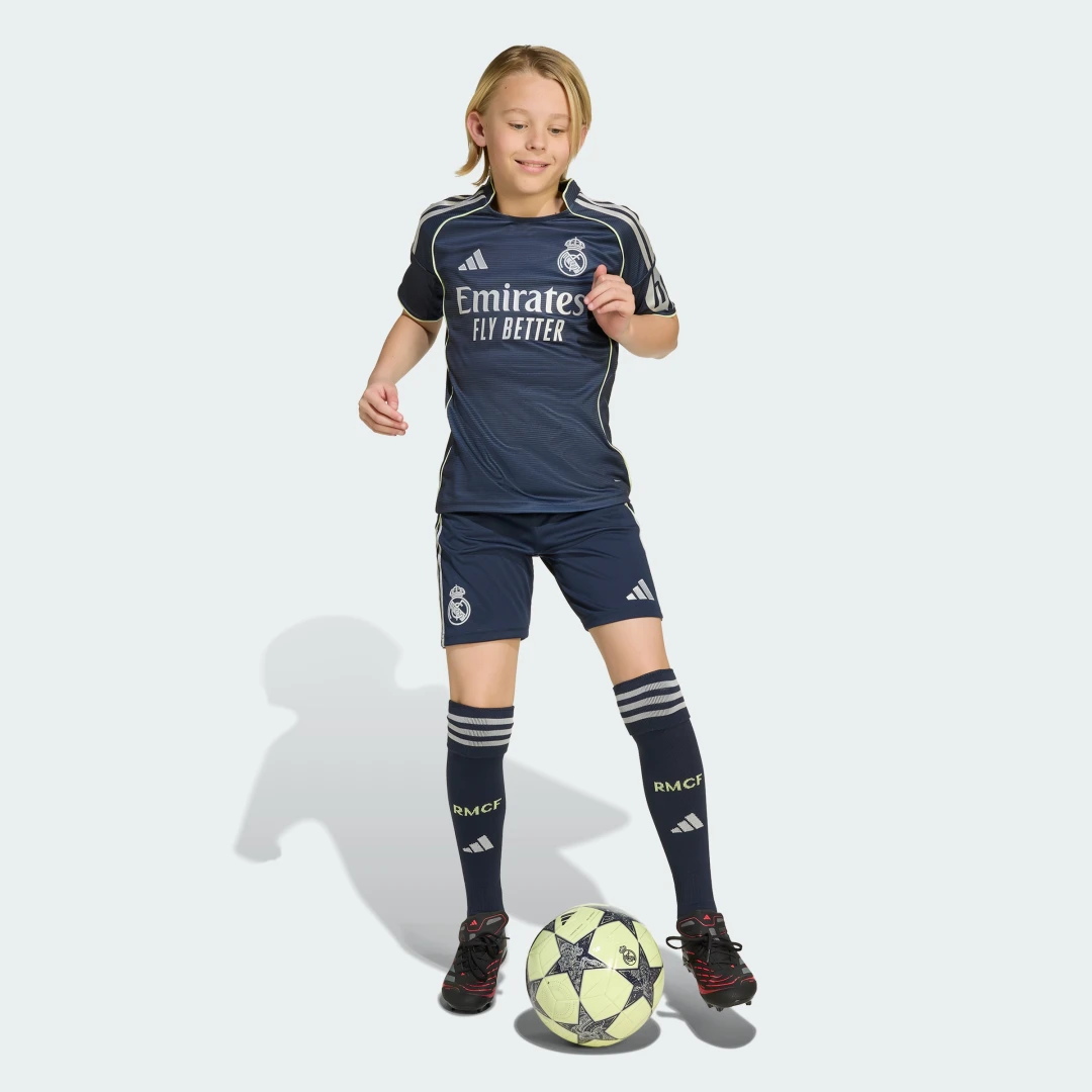 Detalle de Pantalón corto de la segunda equipación Real Madrid 25/26 de Adidas — color azul