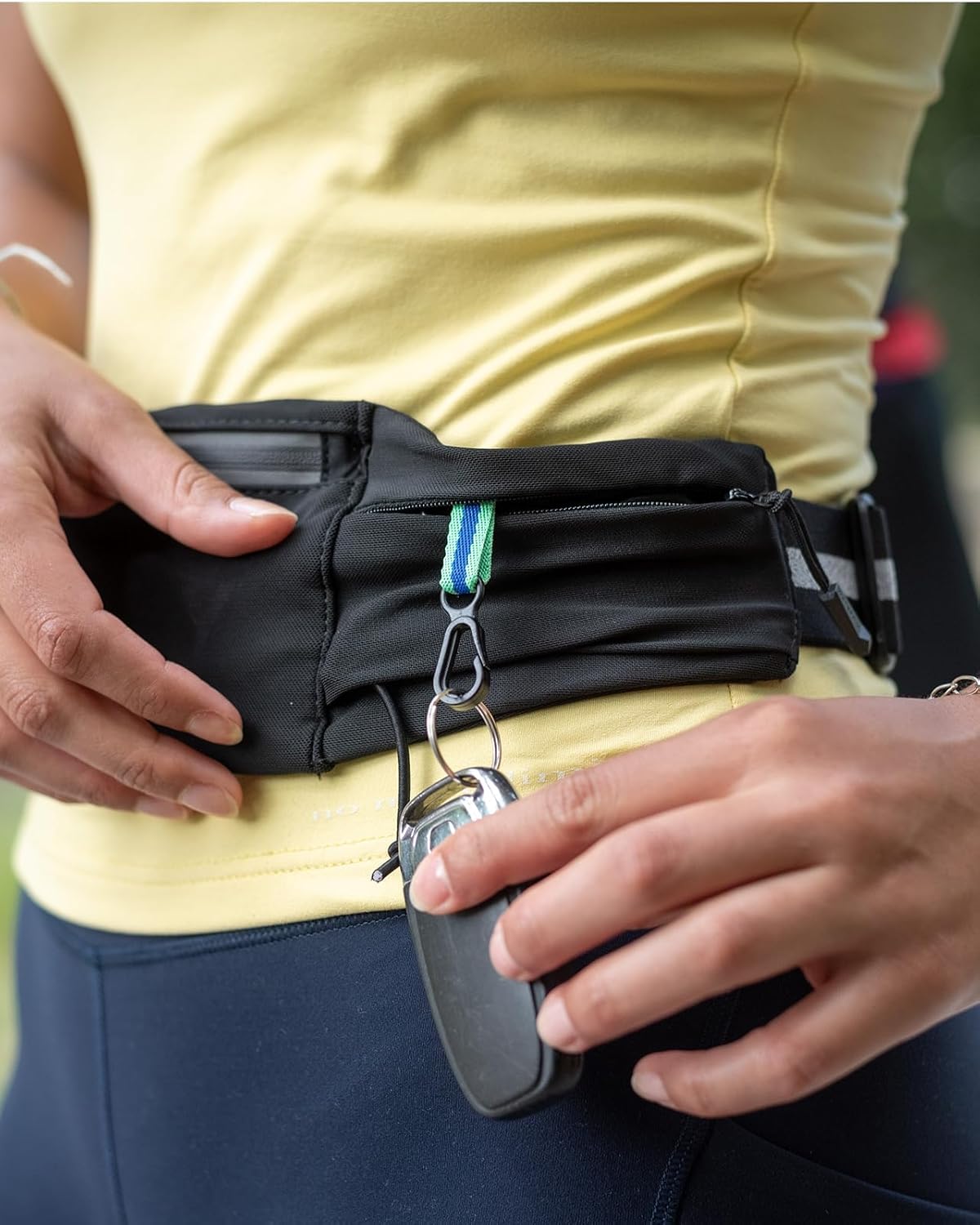 Detalle de WATERFLY Laufgürtel für Handy – 3 Taschen, verstellbarer Hüftgurt, Startnummernband