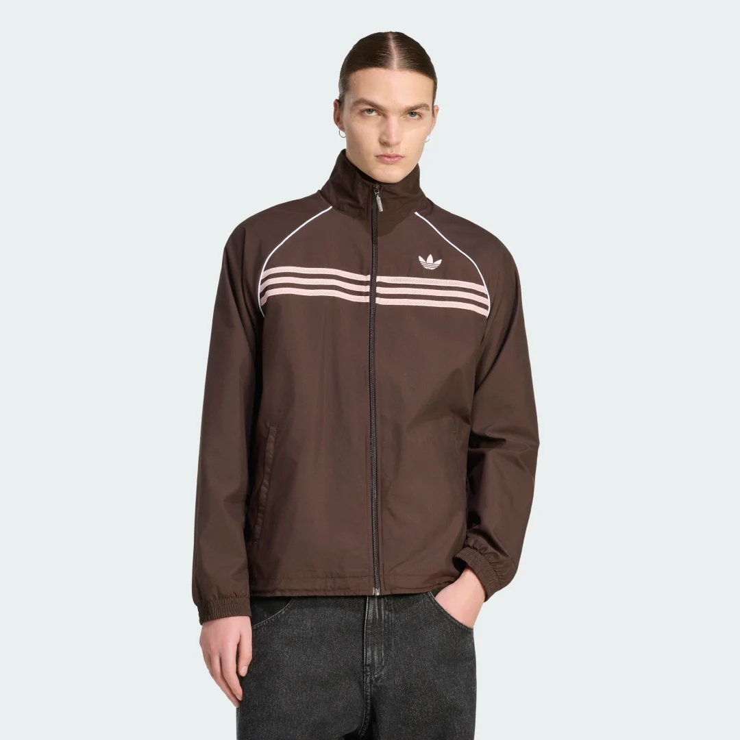 Detalle de SUDADERA CHEST STRIPES de Adidas – Marrón