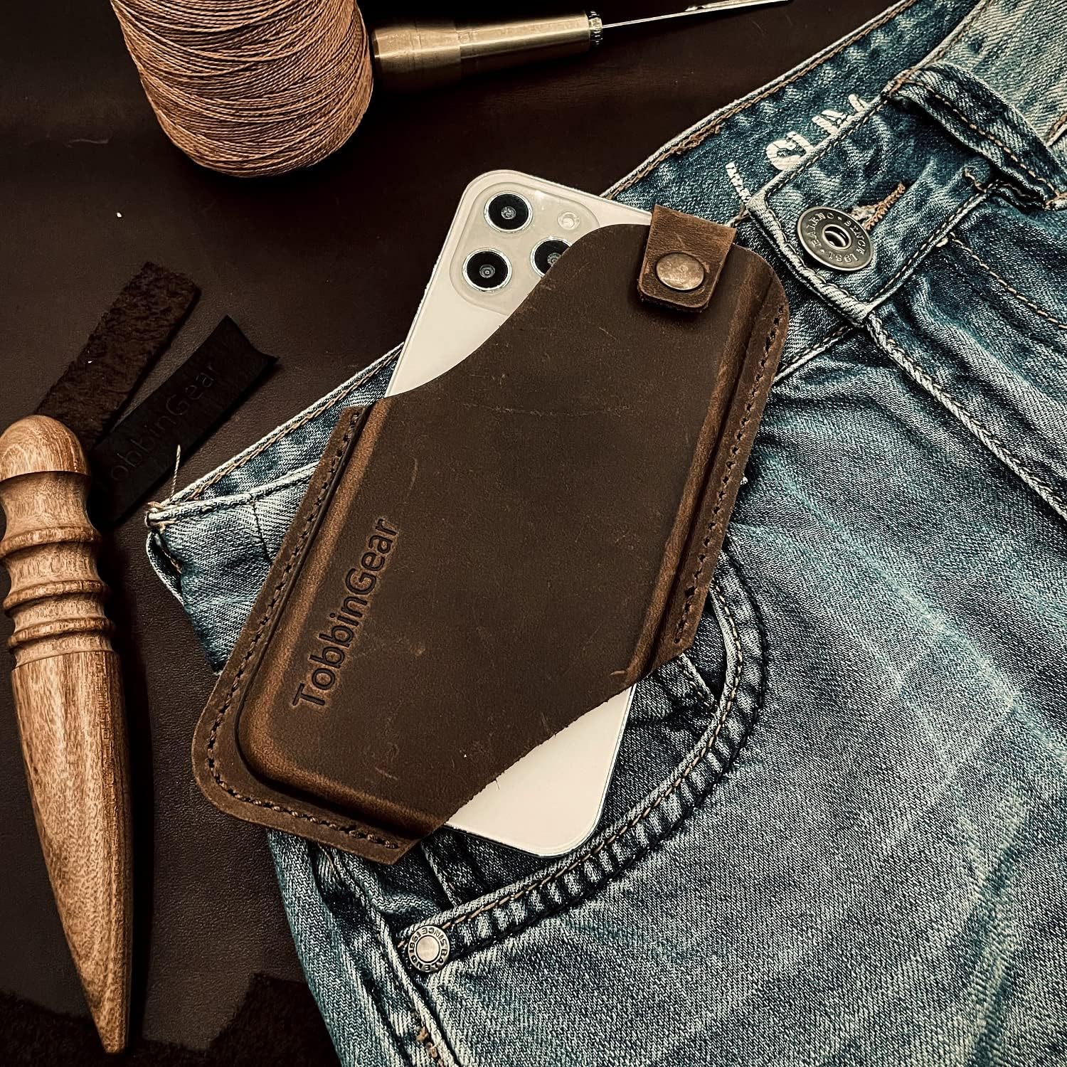 Detalle de TobbinGear レザースマートフォンホルスター Mサイズ ベルトクリップ付き ダークブラウン・右利き用