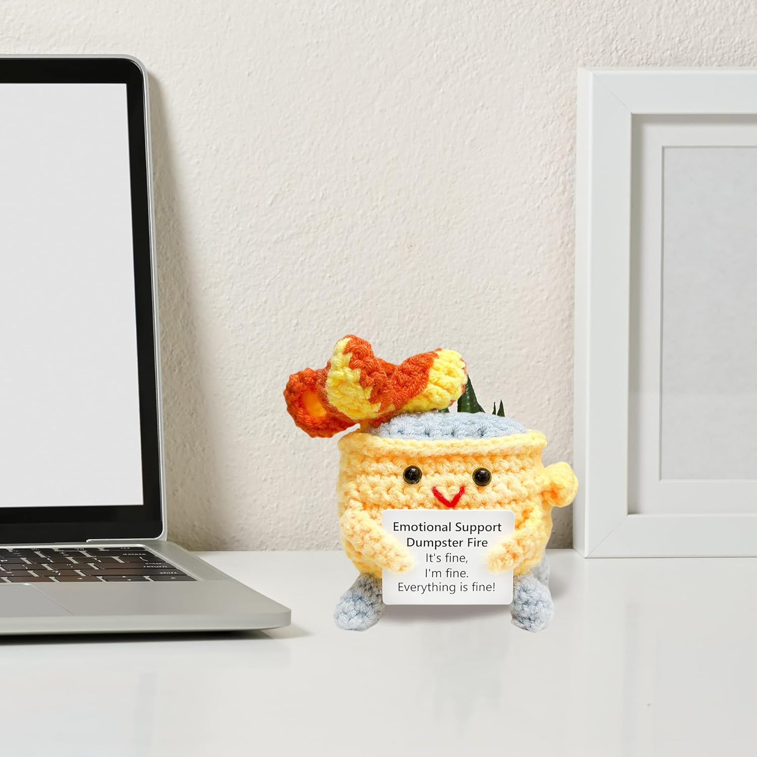 Detalle 2 de KivTovMo Crochet Emotional Support Dumpster Fire — Yellow