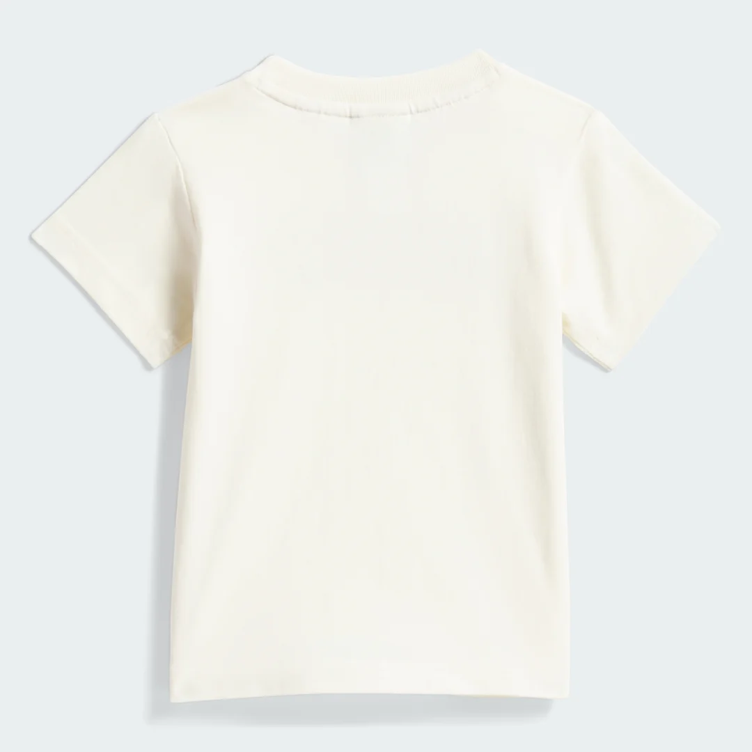 Detalle de Conjunto Adidas: pantalón corto y camiseta AOP en blanco