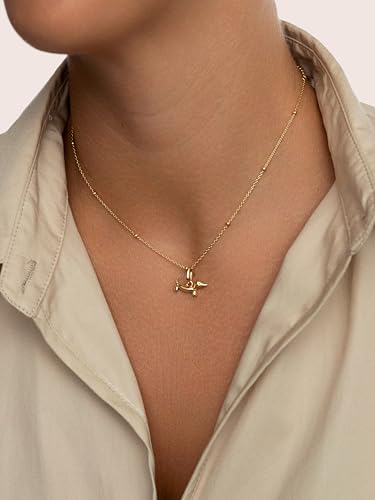 Detalle de SINGULARU Charm Mini Teckel Enamel Sky – Latón bañado en oro 18kt