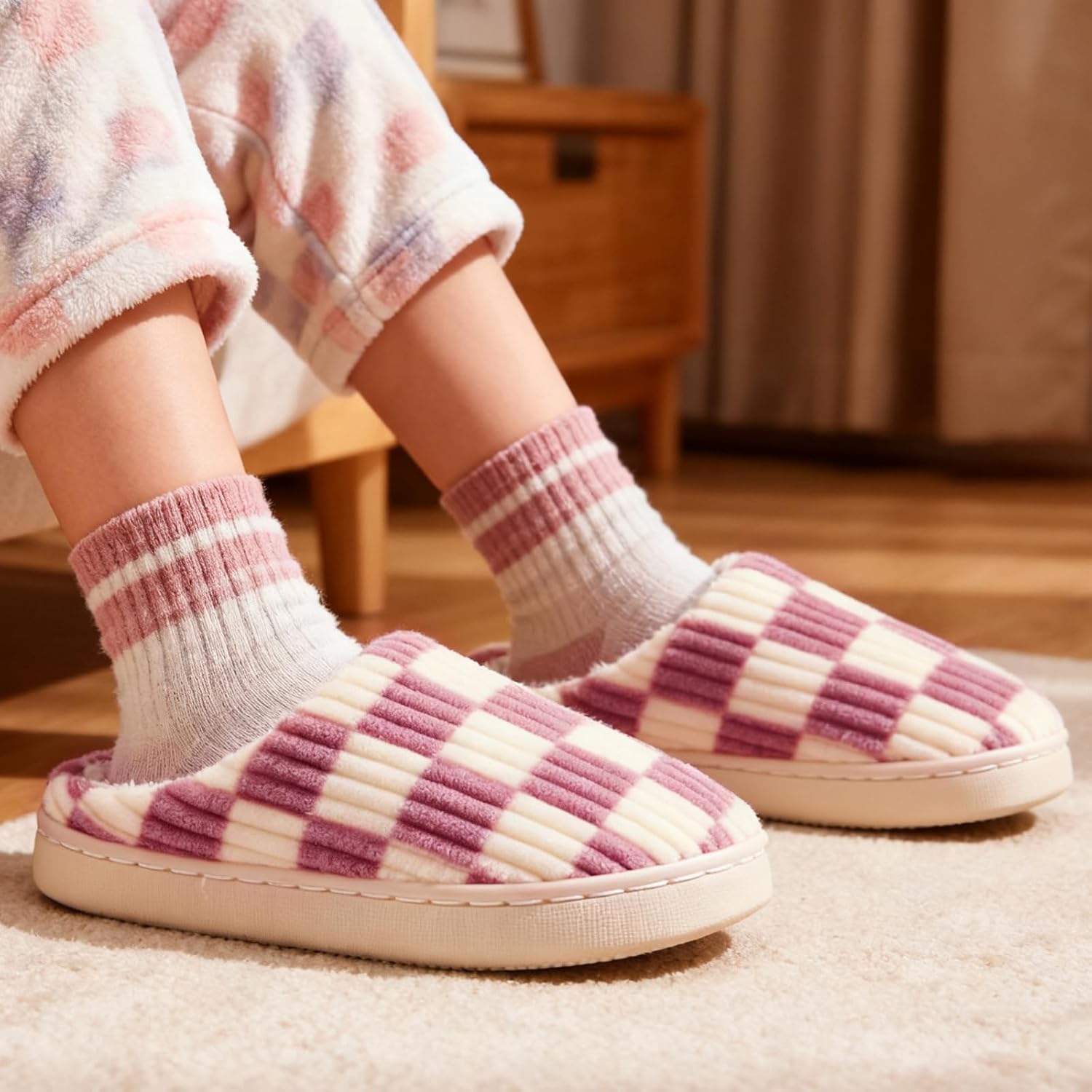 Thumbnail 1 de Guyarns Kids Slippers for Boys and Girls - Plush Lined Memory Foam Checkered Slippers with Non-Slip Sole