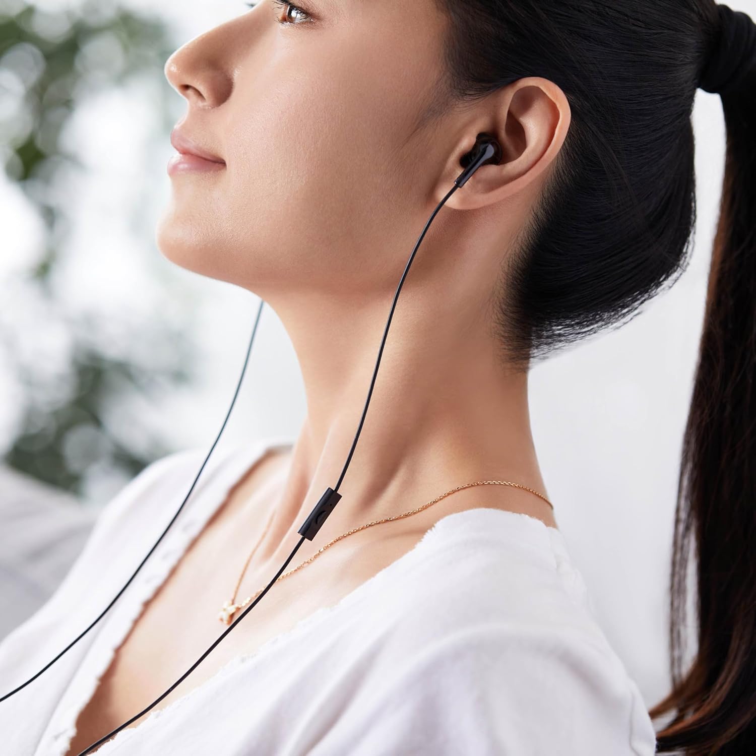 Thumbnail 3 de Amazon Basics USB-C Wired Earbuds with Microphone (In-Ear) – S/M/L Tips, 4.2-ft Cable, Black