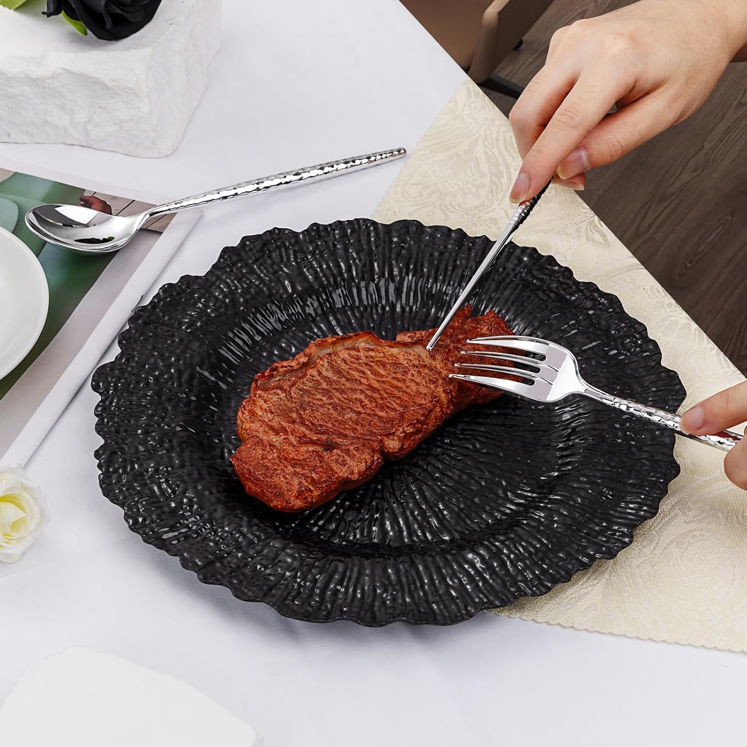 Detalle 2 de SUT 150PCS Silver Plastic Silverware Set with Hammered Finish