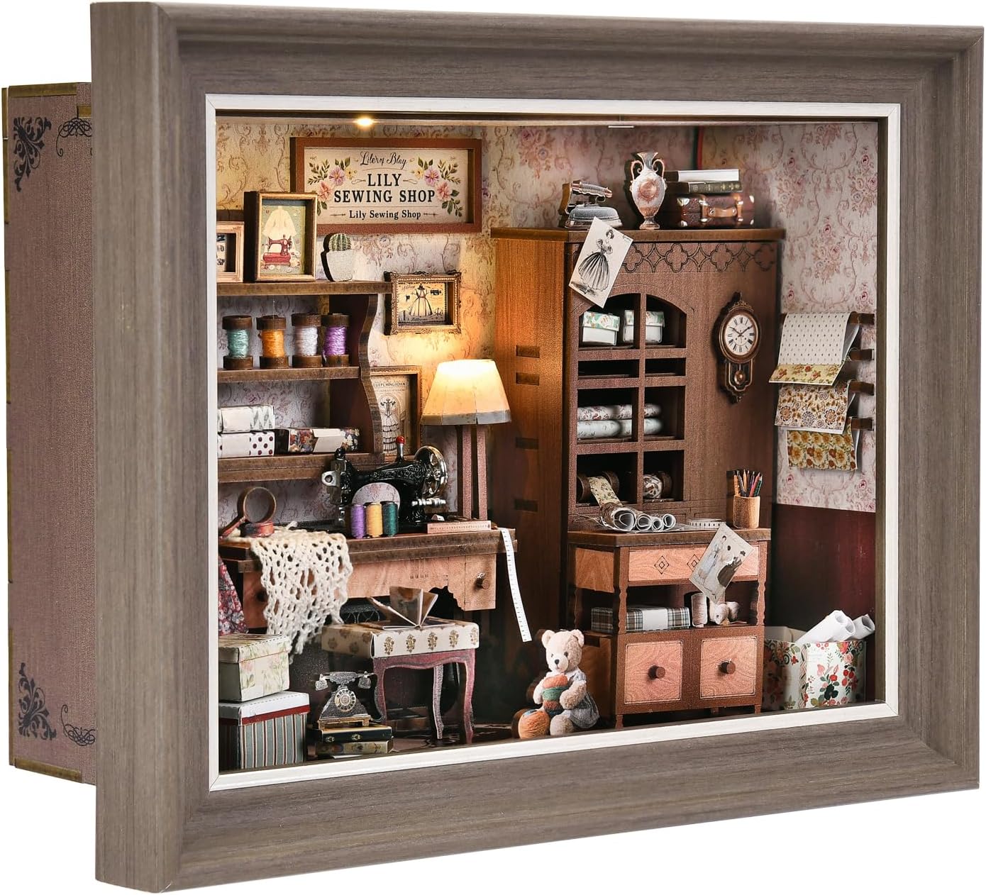 Detalle de ETKVR Book Nook Kit Lily Sewing Shop: Cornice-atelier 3D in legno da parete