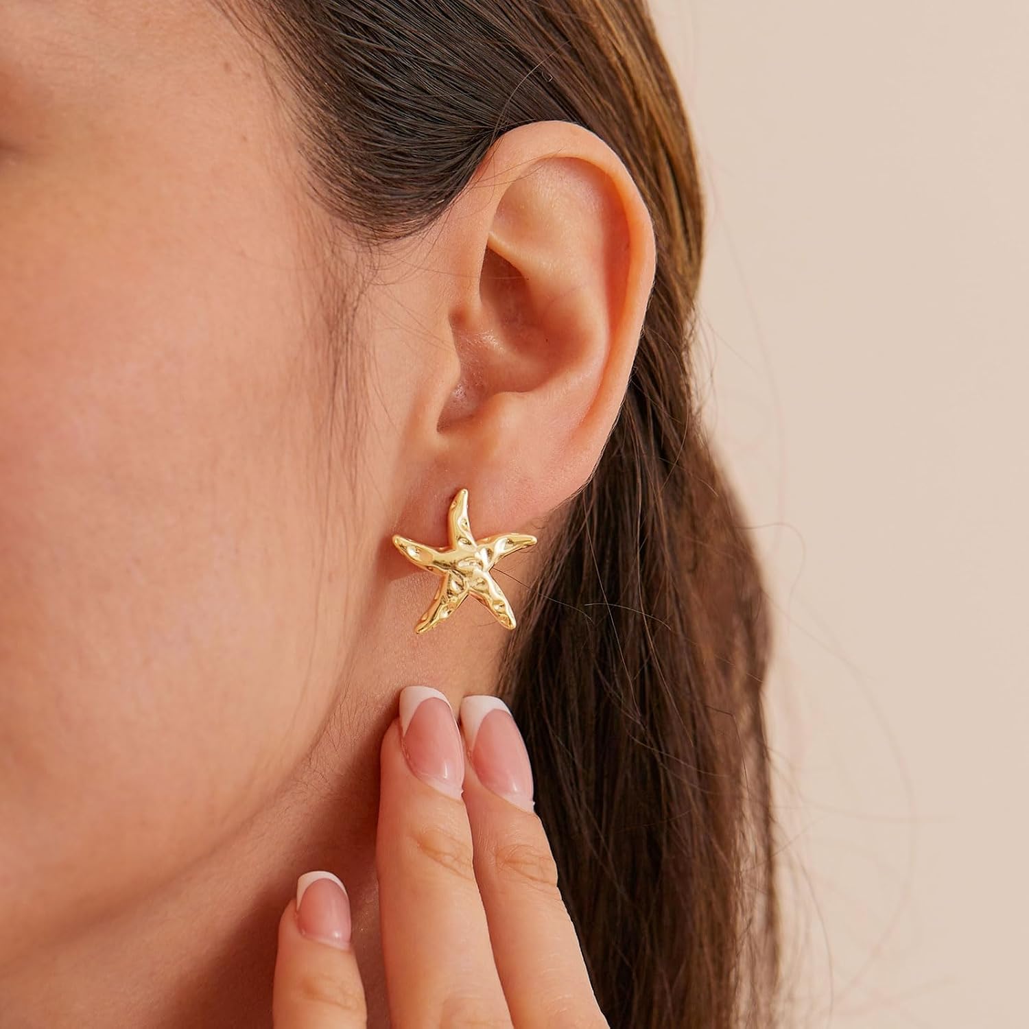 Detalle 2 de HANLI Gold Starfish Earrings — Lightweight S925 Sterling Silver Hoop? No, Studs for Women