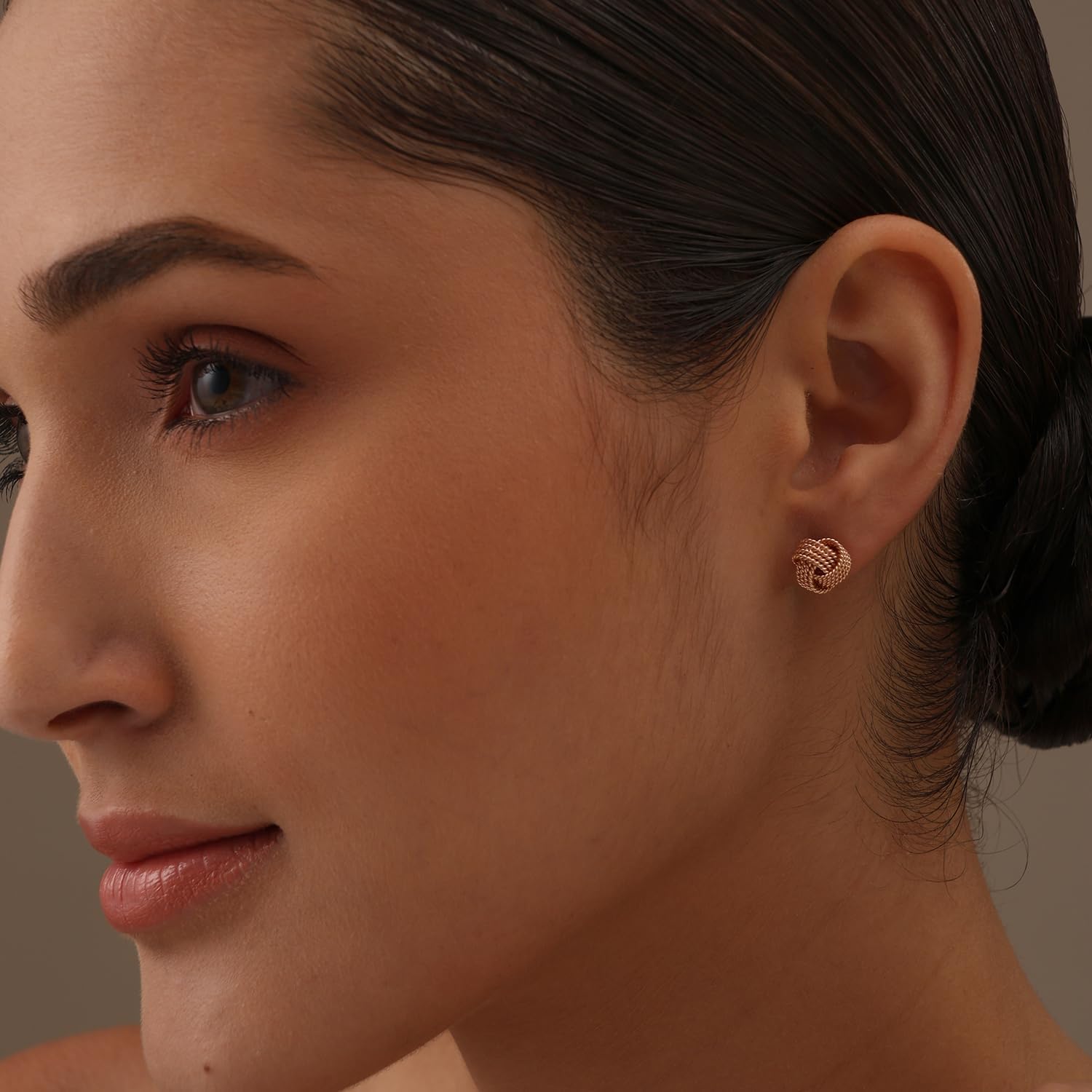 Detalle de LeCalla Love-Knoten Ohrringe aus 925 Sterling Silber – zarte, leicht verdrehte Knotenform