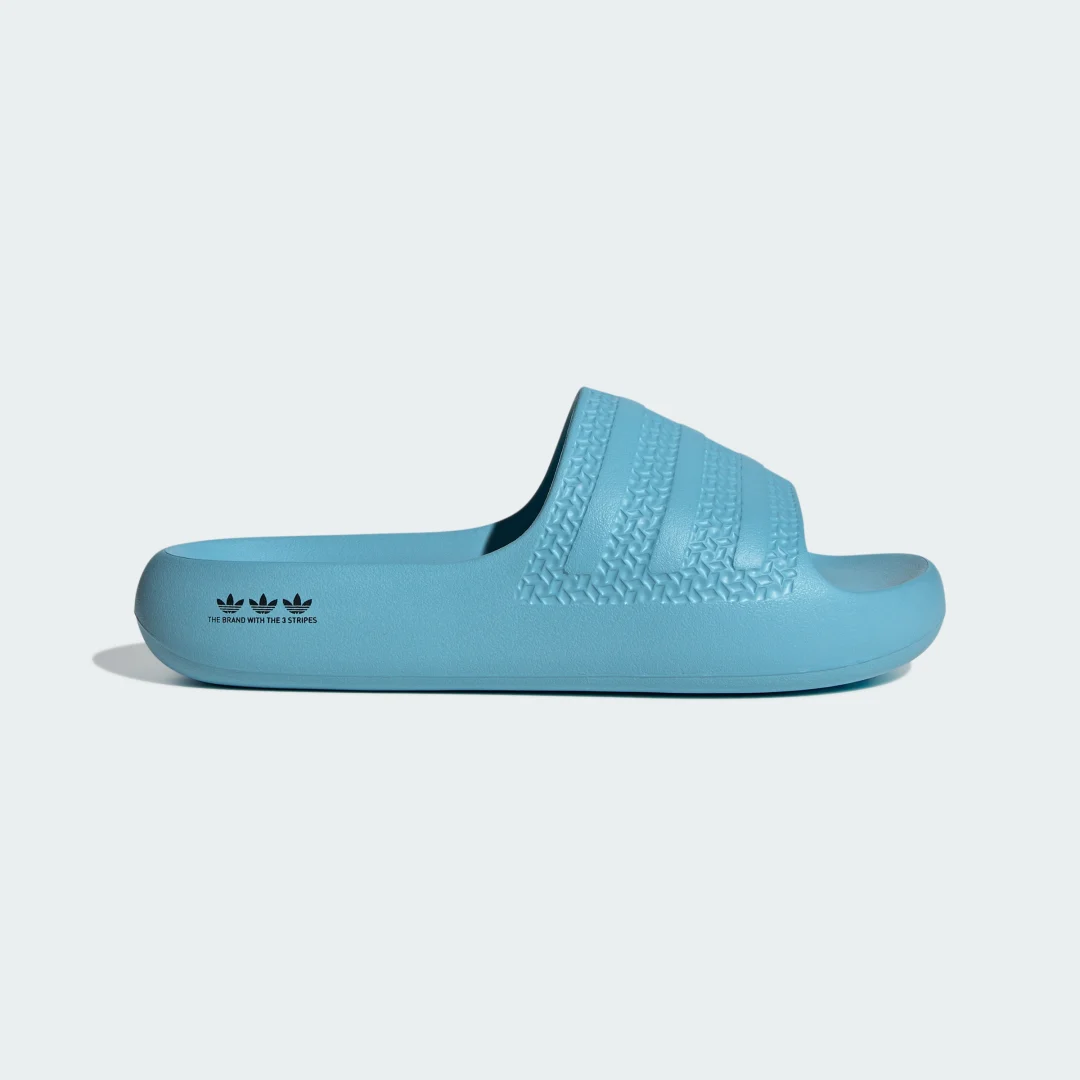 Detalle de Adidas Adilette Ayoon en azul: comodidad de vestir y usar para tus días de playa o piscina