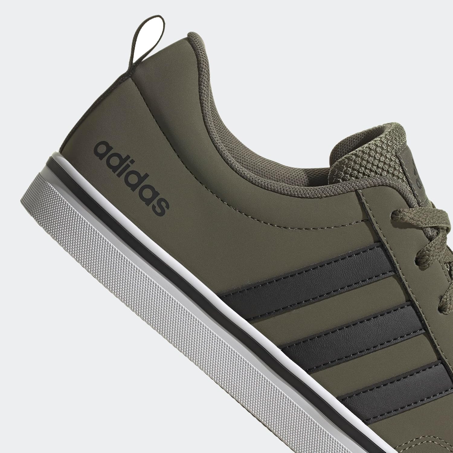 Detalle de adidas Hombre VS Pace 2.0 Shoes: estilo clásico con toque urbano