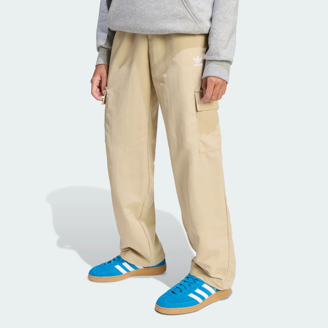 Detalle de Pantalón técnico estilo cargo Oh de Adidas – beige
