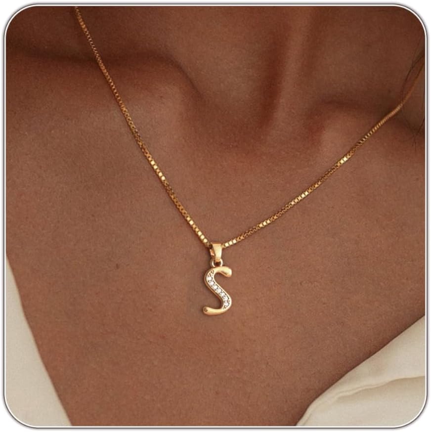 Detalle de Fglqfam Initial Necklace, 14K Gold-Plated