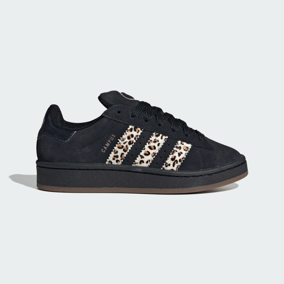 Detalle de Adidas Campus 00s en color Negro – estilo clásico para el día a día