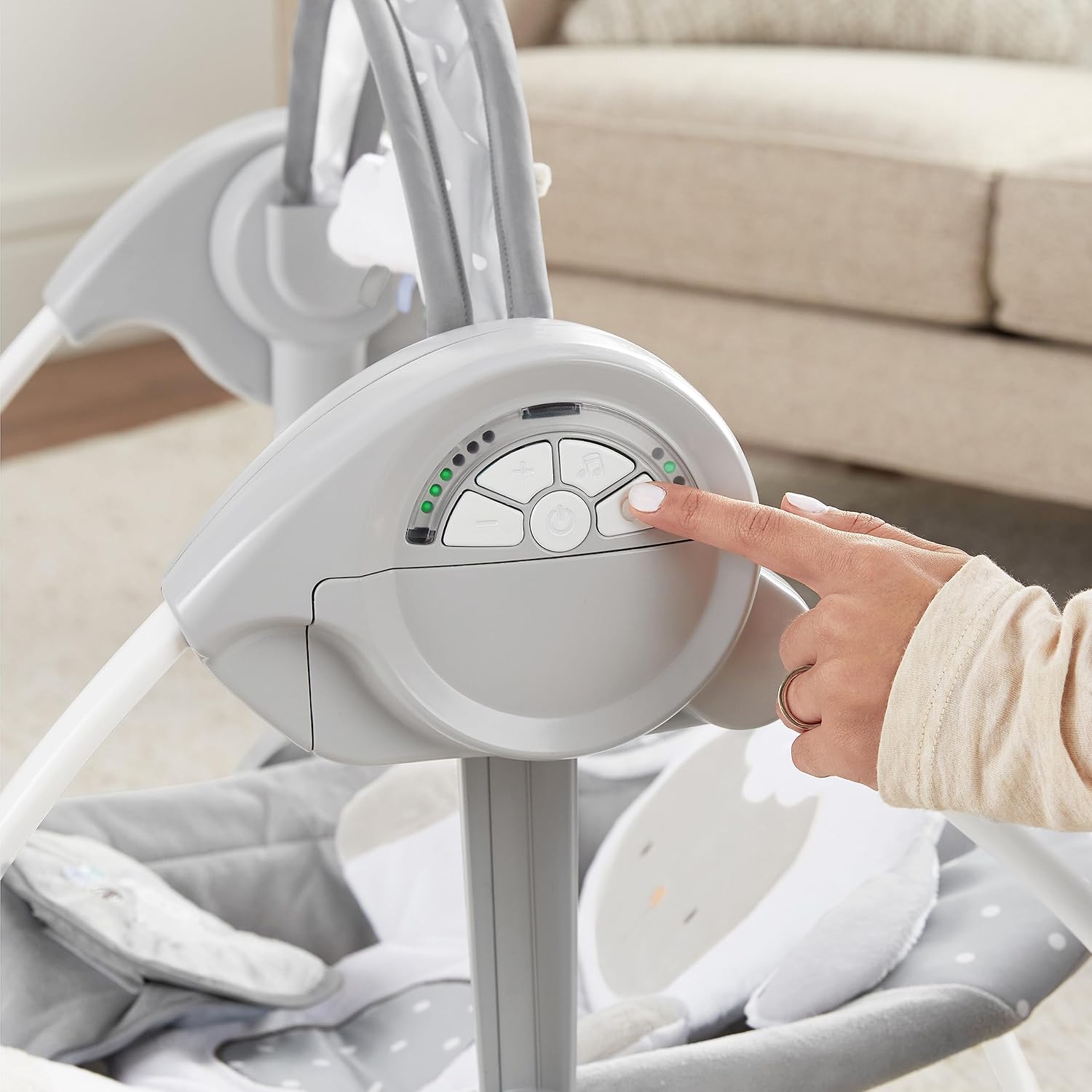 Detalle de Ingenuity Balancelle Compacte Cuddle Lamb – 6 vitesses, 12 mélodies, arche amovible